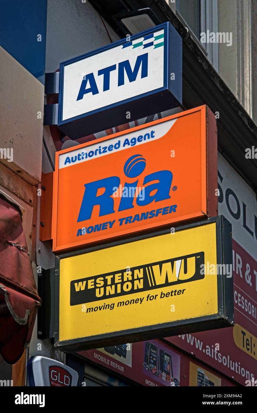 Geldtransfer von Geldautomaten, Ria und Western Union vor einem Geschäft in Edinburgh, Schottland, Großbritannien. Stockfoto