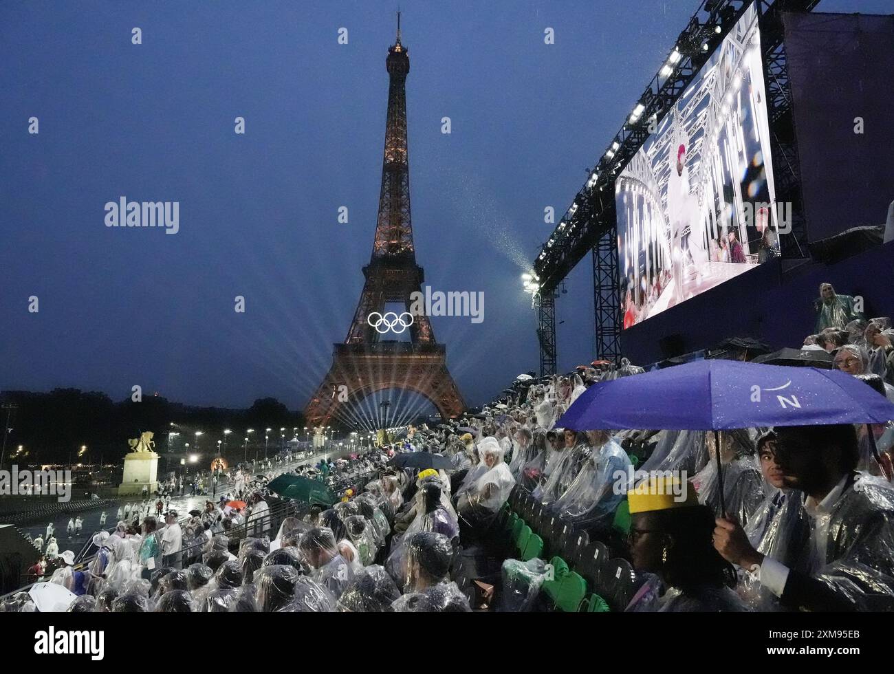 Paris, Frankreich. Juli 2024. Der Eiffelturm wird bei der Eröffnungszeremonie der Olympischen Spiele 2024 in Paris am Freitag, den 26. Juli 2024, gesehen. Mehr als 10.000 Athleten aus 206 Ländern werden an den Olympischen Sommerspielen teilnehmen, die vom 26. Juli bis 11. August stattfinden. Foto: Richard Ellis/UPI Credit: UPI/Alamy Live News Stockfoto