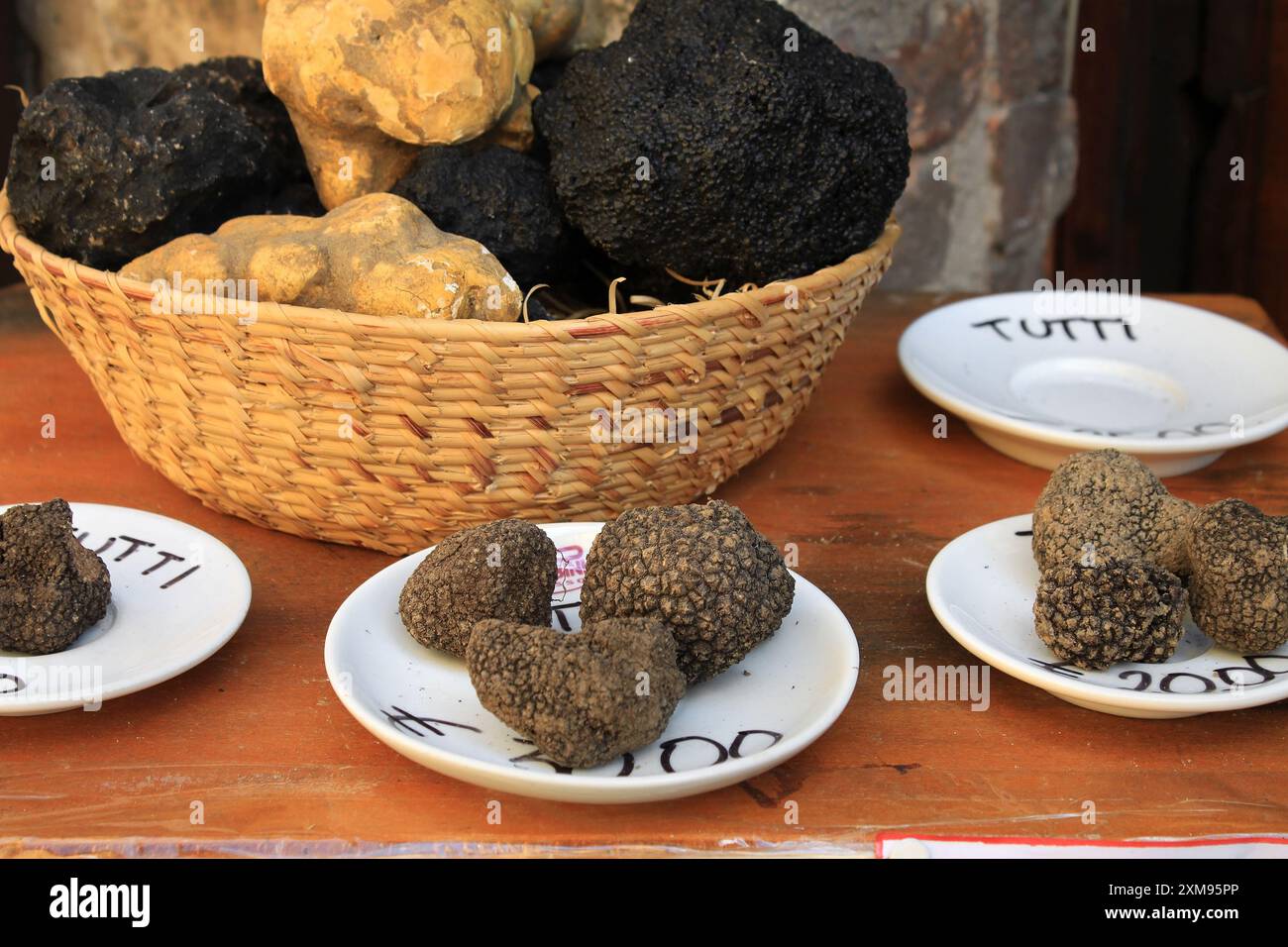 Diverse Trüffeln auf Anzeige in Umbrien, Italien. Stockfoto