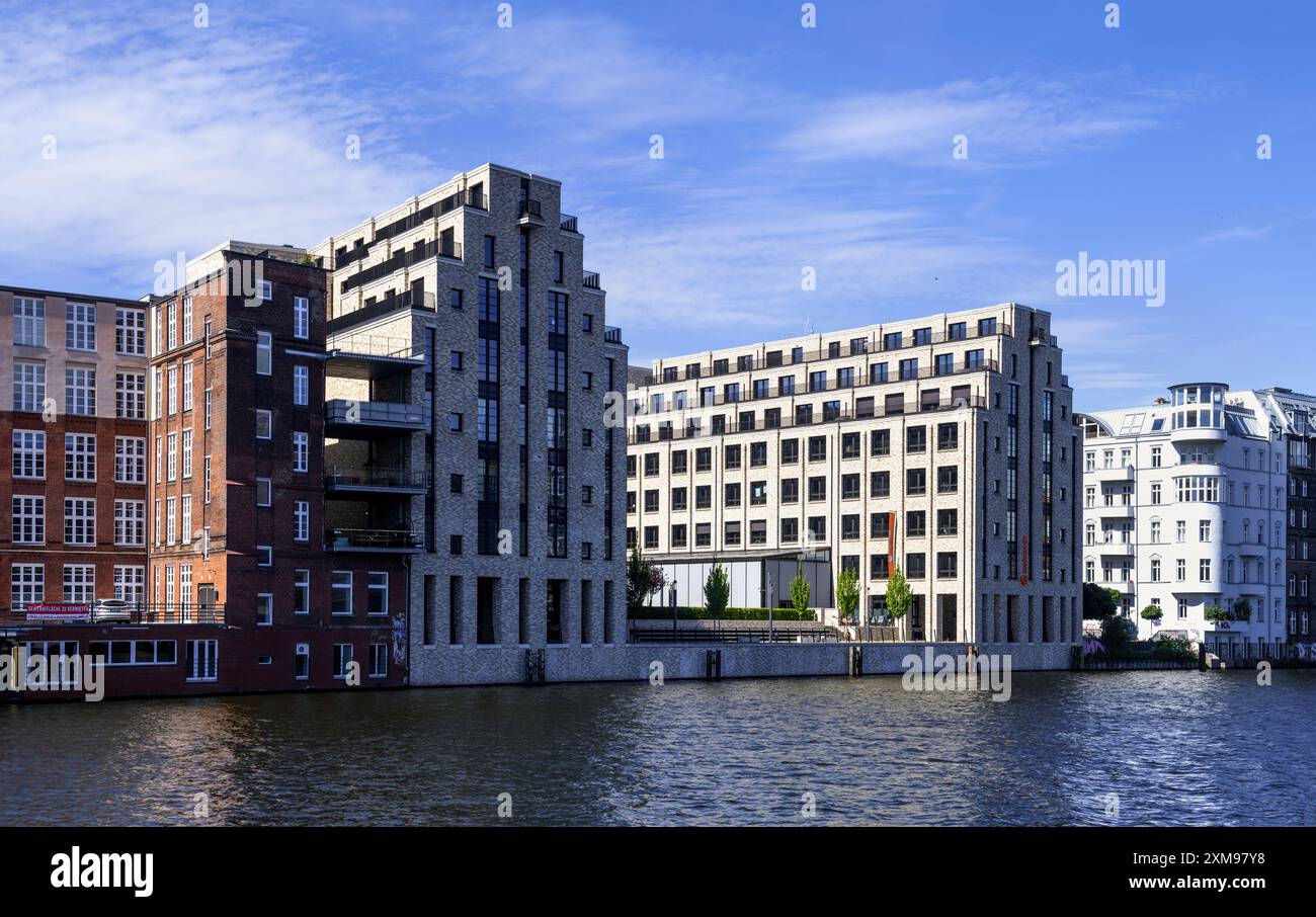 Gebäude am Spreeufer in Berlin Stockfoto