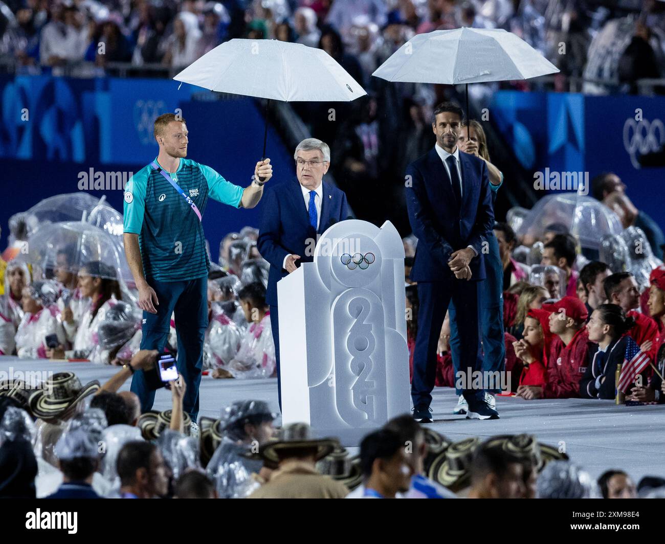 Thomas Bach (IOC Praesident) haelt die Rede zur Eroeffnung, dahinter Tony Estanguet (Vorsitzender des Organisationskomitee Paris 2024, Mitglied des IOC), FRA, Olympische Spiele Paris 2024, Eroeffnungsfeier, Eröffnungsfeier, 26.07.2024 Foto: Eibner-Pressefoto/Roger Buerke Stockfoto