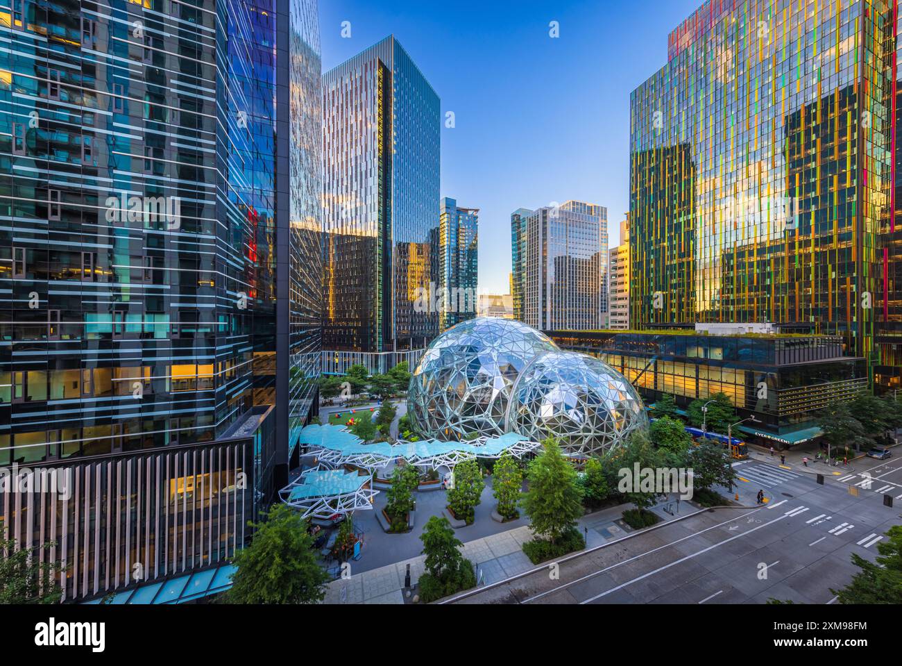 Die Amazonaskugeln sind drei kugelförmige Wintergärten, die zum Campus des Amazonaszentrums in Seattle, Washington, USA, gehören. Designe Stockfoto