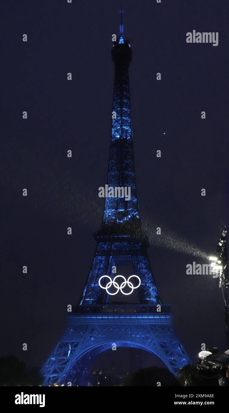 Paris, Frankreich. Juli 2024. Der Eiffelturm wird während der Eröffnungszeremonie der Olympischen Spiele 2024 in Paris, Frankreich, am Freitag, den 26. Juli 2024 beleuchtet. Mehr als 10.000 Athleten aus 206 Ländern werden an den Olympischen Sommerspielen teilnehmen, die vom 26. Juli bis 11. August stattfinden. Foto: Richard Ellis/UPI Credit: UPI/Alamy Live News Stockfoto