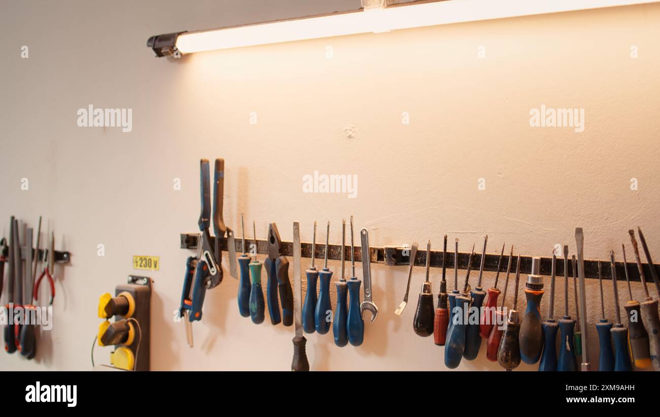 Nahaufnahme des elektrischen Fräsers auf Holzformmaschine in der Tischlerei zum Präzisionsschneiden von Holzblöcken. Schwerpunkt auf Elektrowerkzeug auf Spindelformmaschine in der Holzbearbeitung, Schwenkschuss Stockfoto