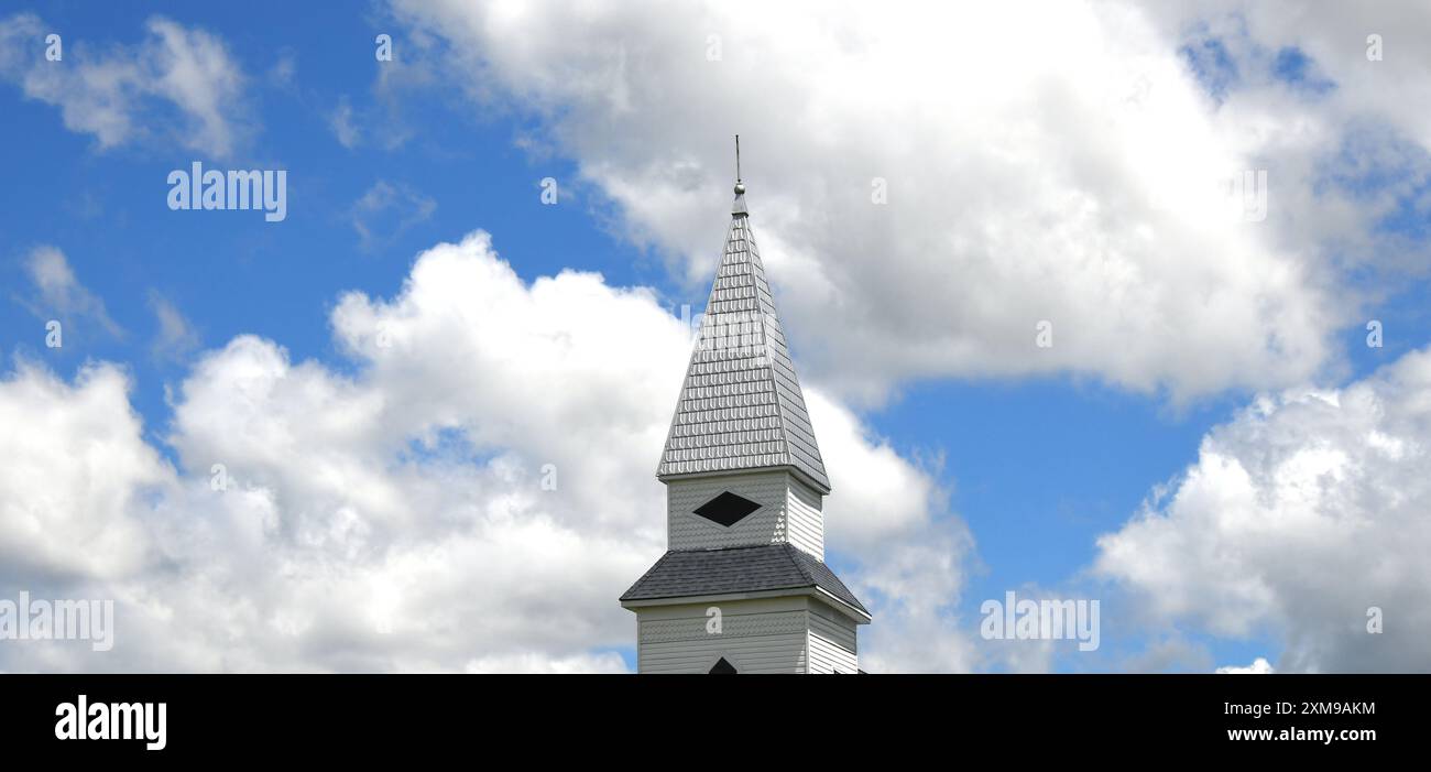 Der mit Blechdach überdachte Kirchturm der Libanon Cumberland Presbyterian Church in der Nähe von Jefferson City, Tennessee, ist von einer wunderschönen Wolkenlandschaft umgeben. Stockfoto