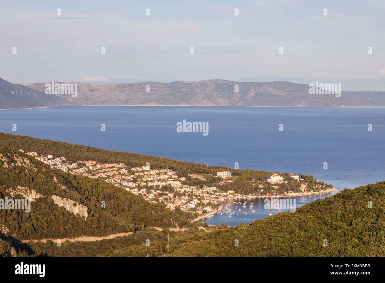 Blick auf die Stadt Rabac, Kroatien an der Adriaküste von Istrien, wie von der Altstadt Labin gesehen Stockfoto