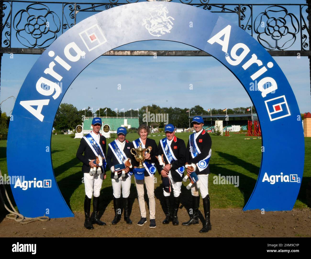 Juli 2024 Agria Royal International Horse Show. Hickstead Showground UK. Der Agria Nations Cup von Großbritannien. Quelle: Leo Mason ALAMY Live News & Sport. Siegerteam mit Cup l bis r: Olympiasieger Ben Maher Robert Whitaker Chef d’Equipe Di Lampard John Whitaker Tim Gredley Stockfoto