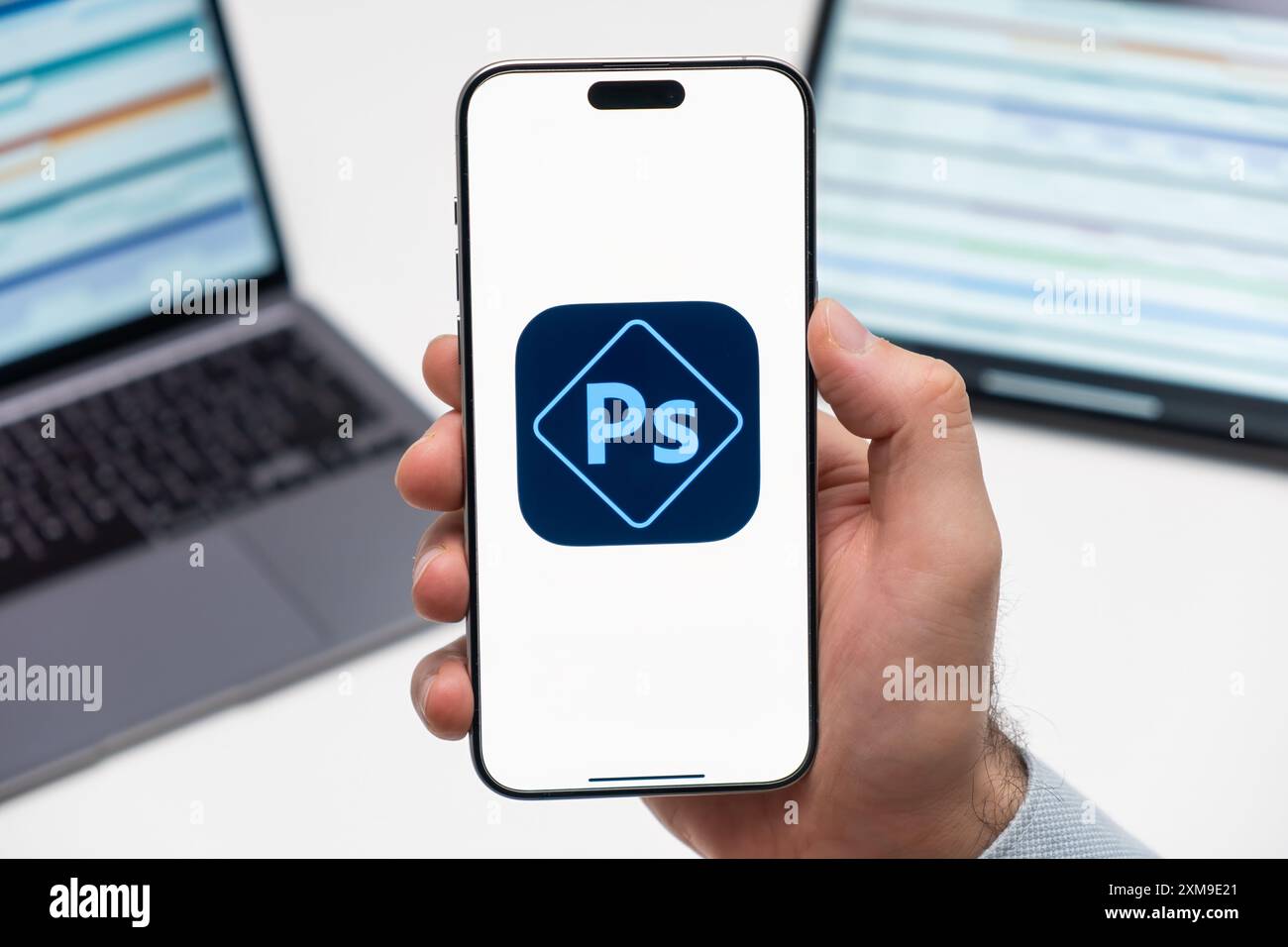 PRAG, TSCHECHISCHE REPUBLIK - 21. JANUAR 2024: Adobe Photoshop CC Logo auf dem Bildschirm des Smartphones in der Hand des Mannes am Arbeitsplatz. Stockfoto