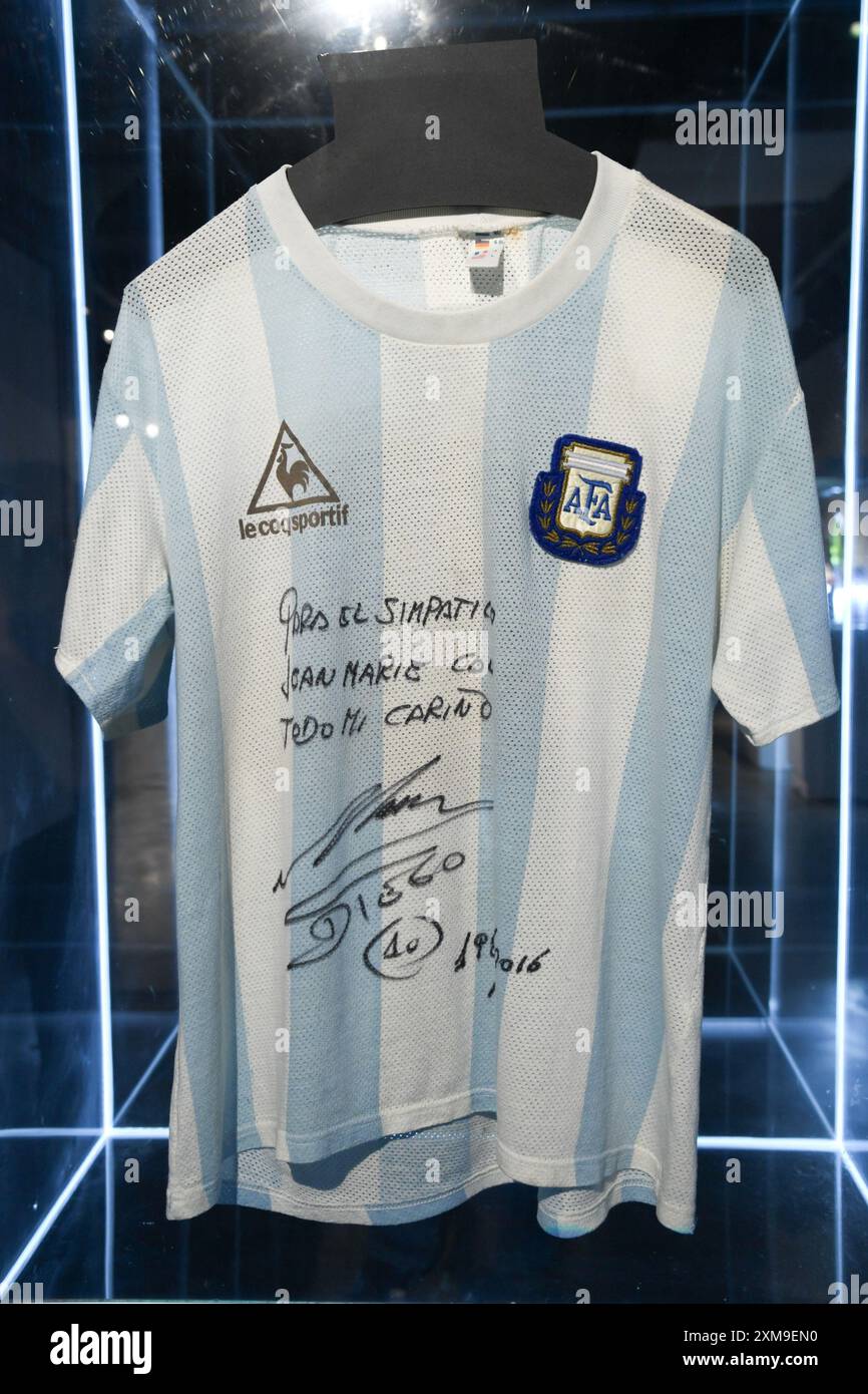 New York, USA. Juli 2024. Diego Maradona Halbfinalspiel der FIFA Fussball-Weltmeisterschaft 1986 getragenes und signiertes Argentinien-Trikot, 2 Tore, EST. $800.000-1.200.000, die auf den Auktionen der Sotheby's Sports Week im Sotheby's New York, NY, 26. Juli 2024, zu sehen sind. (Foto: Efren Landaos/SIPA USA) Credit: SIPA USA/Alamy Live News Stockfoto