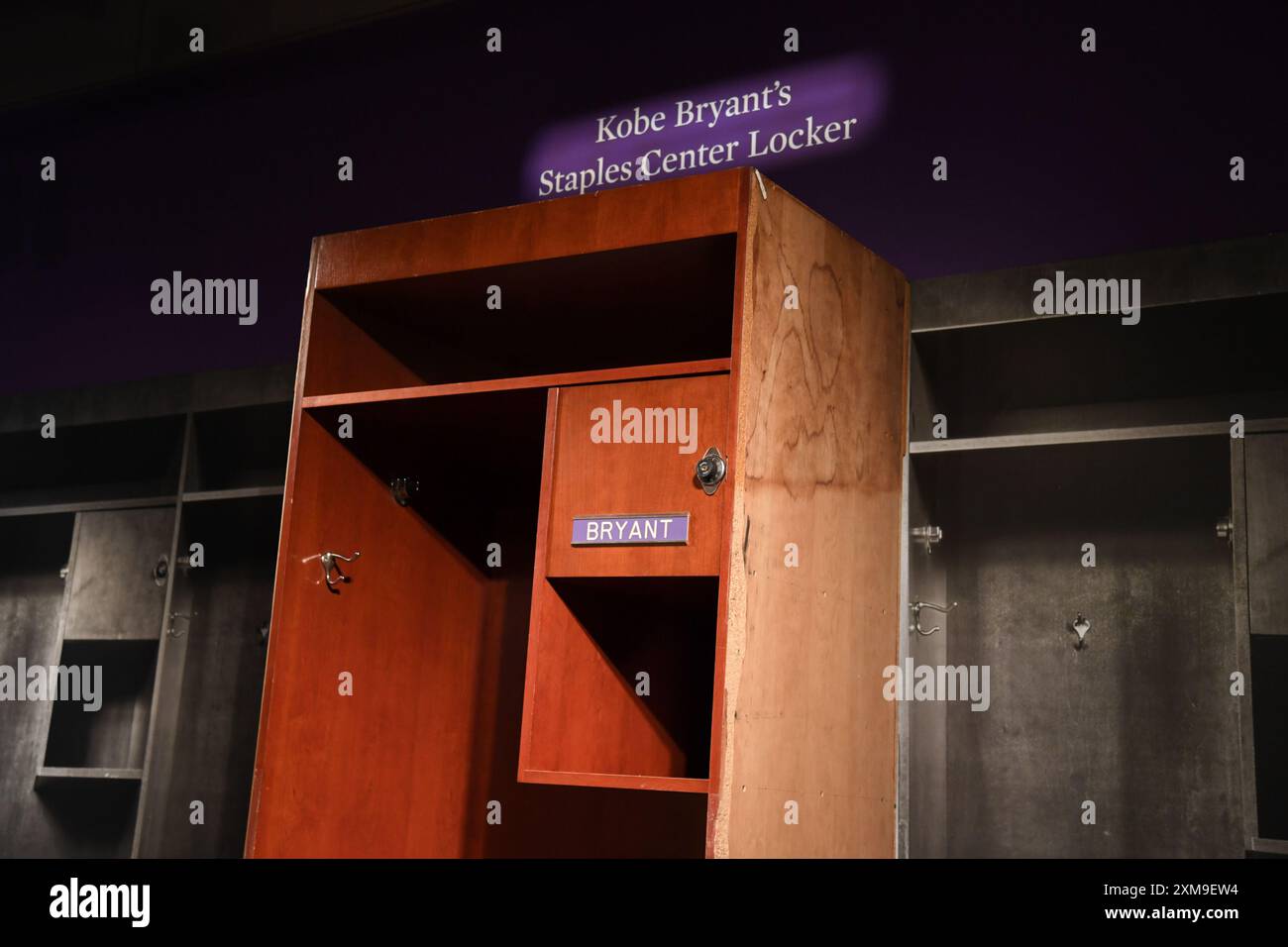 New York, USA. Juli 2024. Kobe Bryant's Staples Center locker, fotografiert von 2004-2016, EST. $1.000.000-1.500.000 werden bei Sotheby's Sports Week Auktionen im Sotheby's New York, NY, 26. Juli 2024 eingesehen. (Foto: Efren Landaos/SIPA USA) Credit: SIPA USA/Alamy Live News Stockfoto