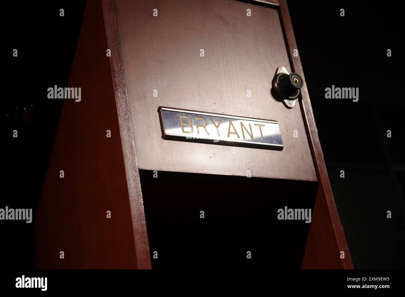 New York, USA. Juli 2024. Kobe Bryant's Staples Center locker, fotografiert von 2004-2016, EST. $1.000.000-1.500.000 werden bei Sotheby's Sports Week Auktionen im Sotheby's New York, NY, 26. Juli 2024 eingesehen. (Foto: Efren Landaos/SIPA USA) Credit: SIPA USA/Alamy Live News Stockfoto