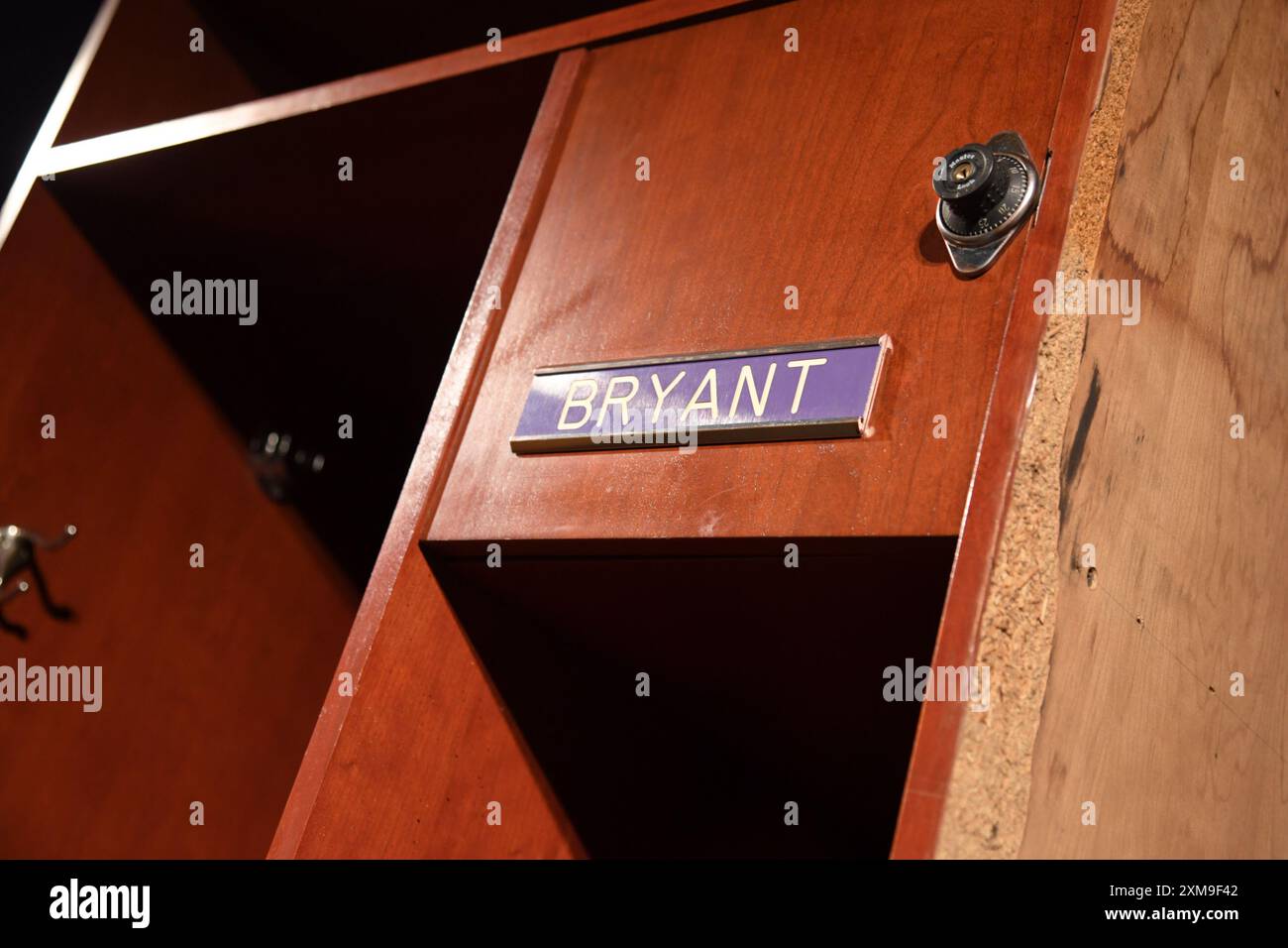 New York, USA. Juli 2024. Kobe Bryant's Staples Center locker, fotografiert von 2004-2016, EST. $1.000.000-1.500.000 werden bei Sotheby's Sports Week Auktionen im Sotheby's New York, NY, 26. Juli 2024 eingesehen. (Foto: Efren Landaos/SIPA USA) Credit: SIPA USA/Alamy Live News Stockfoto