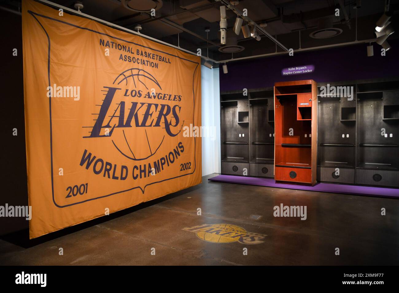 New York, USA. Juli 2024. (Links) Los Angeles Lakers 2002 Championship Ring Ceremony Banner, EST. $25.000-35.000 und (rechts) Kobe Bryant Staples Center locker, fotomatiert von 2004-2016, EST. 1.000.000 bis 1.500.000 US-Dollar werden auf den Auktionen der Sotheby's Sports Week im Sotheby's New York, NY, 26. Juli 2024, eingesehen. (Foto: Efren Landaos/SIPA USA) Credit: SIPA USA/Alamy Live News Stockfoto
