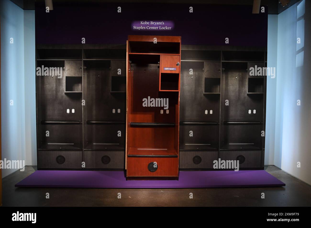 New York, USA. Juli 2024. Kobe Bryant's Staples Center locker, fotografiert von 2004-2016, EST. $1.000.000-1.500.000 werden bei Sotheby's Sports Week Auktionen im Sotheby's New York, NY, 26. Juli 2024 eingesehen. (Foto: Efren Landaos/SIPA USA) Credit: SIPA USA/Alamy Live News Stockfoto