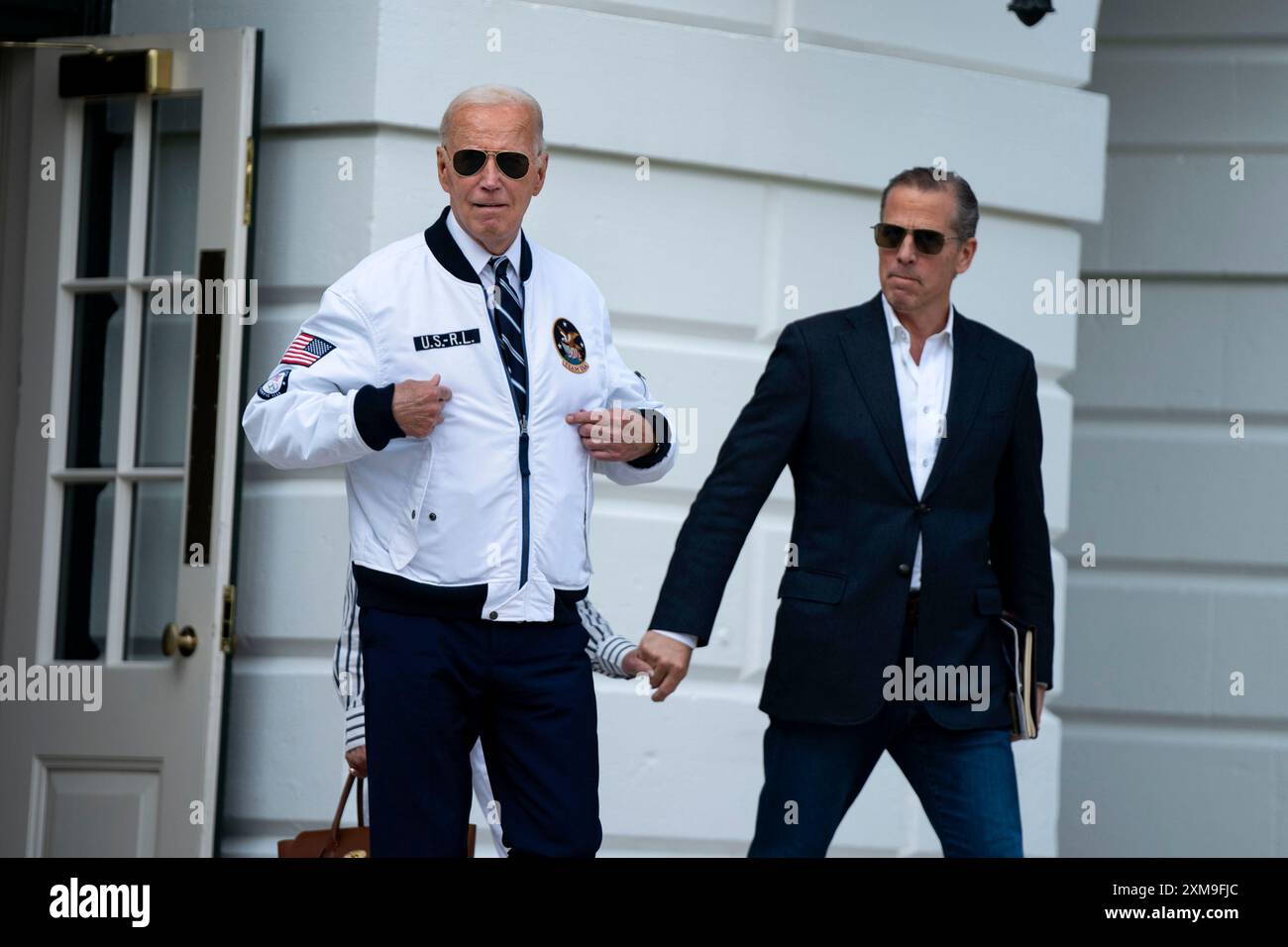 Washington, Usa. Juli 2024. Präsident Joe Biden zeigt seine Team USA-Jacke, während Hunter Biden am Freitag, den 26. Juli 2024, das Weiße Haus verlässt, um an Bord der Marine One zu gehen, die auf dem Weg zum Camp David in Washington DC ist. Die Olympischen Spiele 2024 in Paris finden vom 26. Juli bis 11. August statt. Foto: Bonnie Cash/UPI Credit: UPI/Alamy Live News Stockfoto