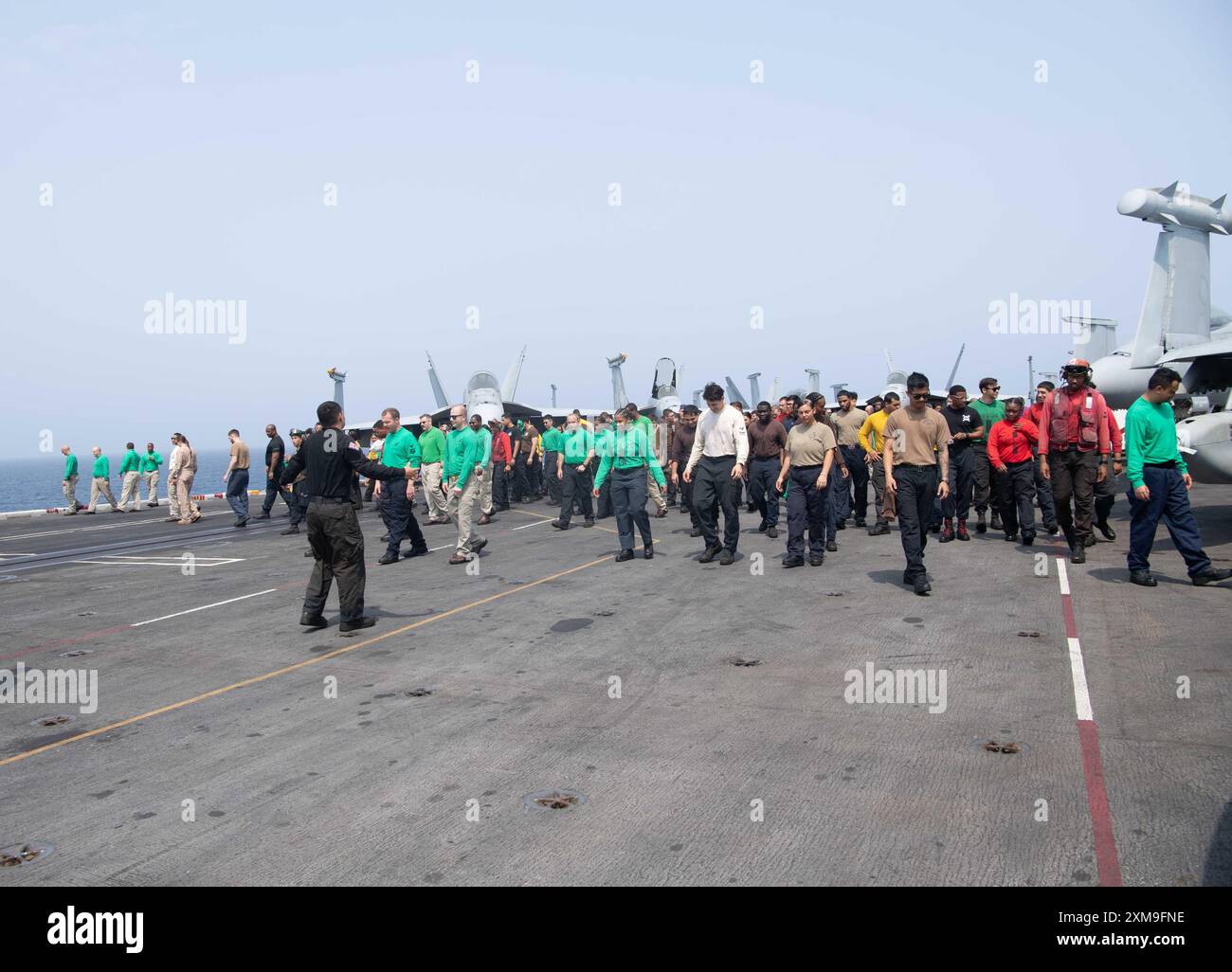 US 5TH FLEET AREA OF OPERATIONS (22. Juli 2024) Seeleute führen eine Untersuchung von Fremdkörpern und Trümmern auf dem Flugdeck vor dem Flugbetrieb an Bord des Flugzeugträgers USS Theodore Roosevelt (CVN 71) der Nimitz-Klasse durch. Theodore Roosevelt wird im Einsatzgebiet der 5. US-Flotte eingesetzt, um die Sicherheit und Stabilität im Seeverkehr im Zuständigkeitsbereich des US-Zentralkommandos zu unterstützen. (Offizielles Foto der US Navy) Stockfoto