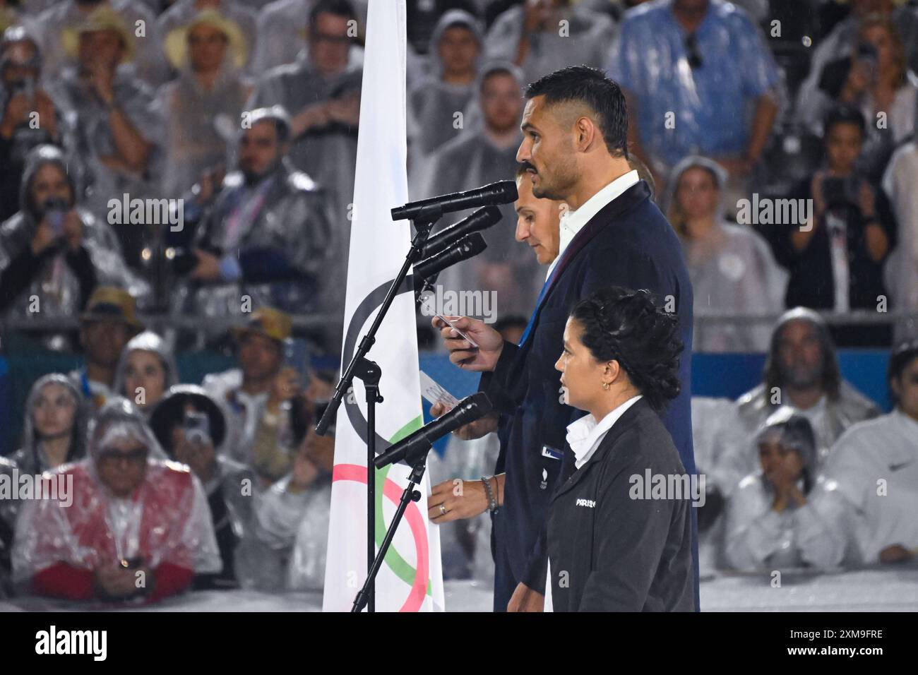 Paris, Frankreich. Juli 2024. Florent Manaudou und Melina Robert Michon legen den olympischen Eid der Athleten ab, Eröffnungszeremonie während der Olympischen Spiele Paris 2024 am 26. Juli 2024 in Paris, Frankreich - Foto Federico Pestellini/Panoramic/DPPI Media Credit: DPPI Media/Alamy Live News Stockfoto