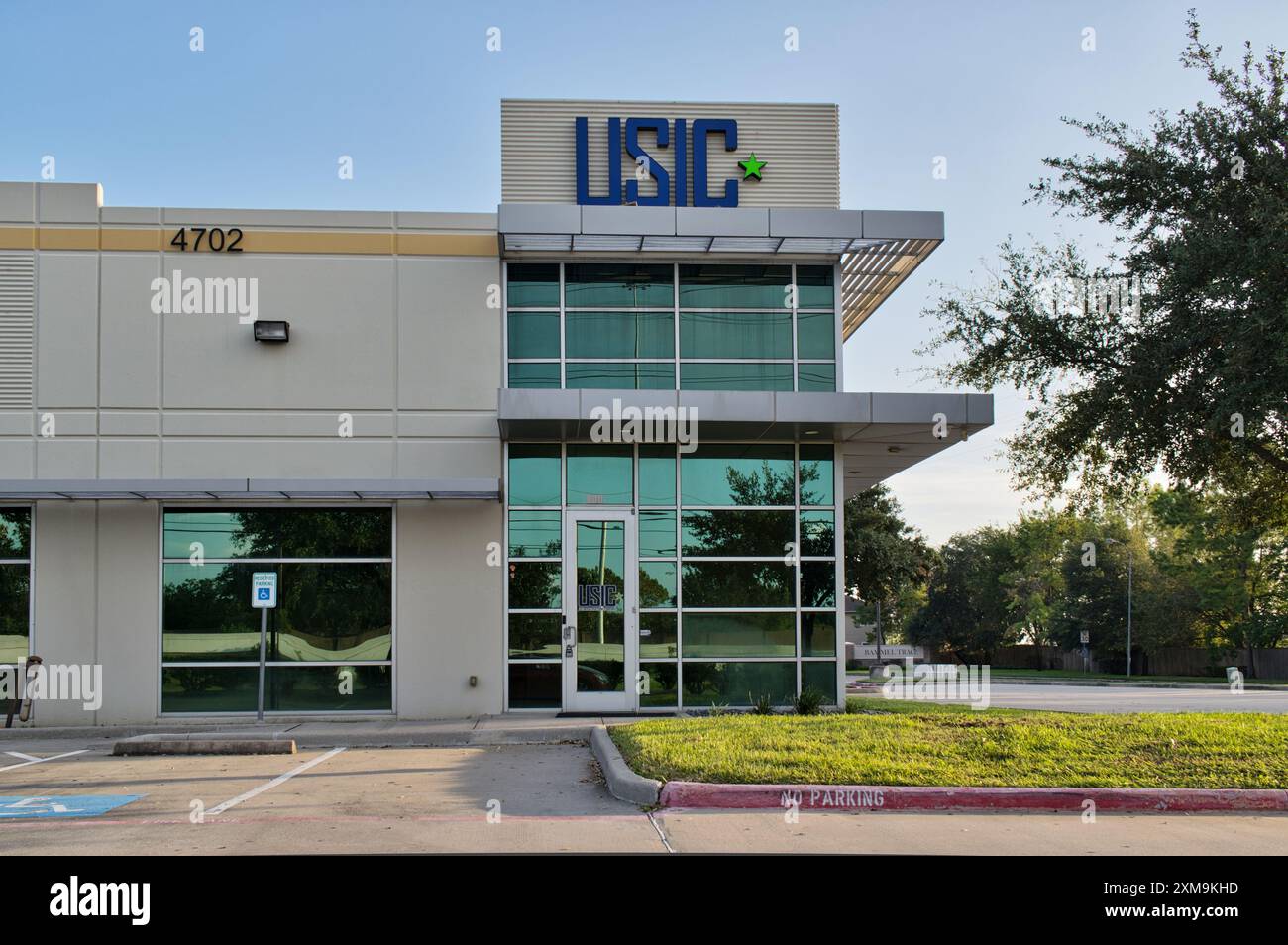 Houston, Texas, USA 07-21-2024: USIC Bürogebäude Außenfirma. Stockfoto