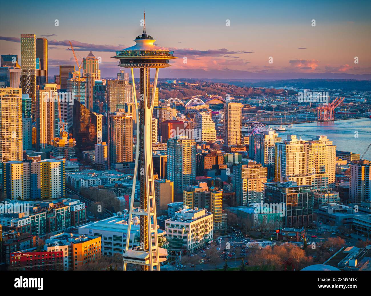 Seattle ist ein bedeutender Küstenflughafen und Sitz des King County im US-Bundesstaat Washington. Seattle ist die größte Stadt im pazifischen Nordwesten. Stockfoto