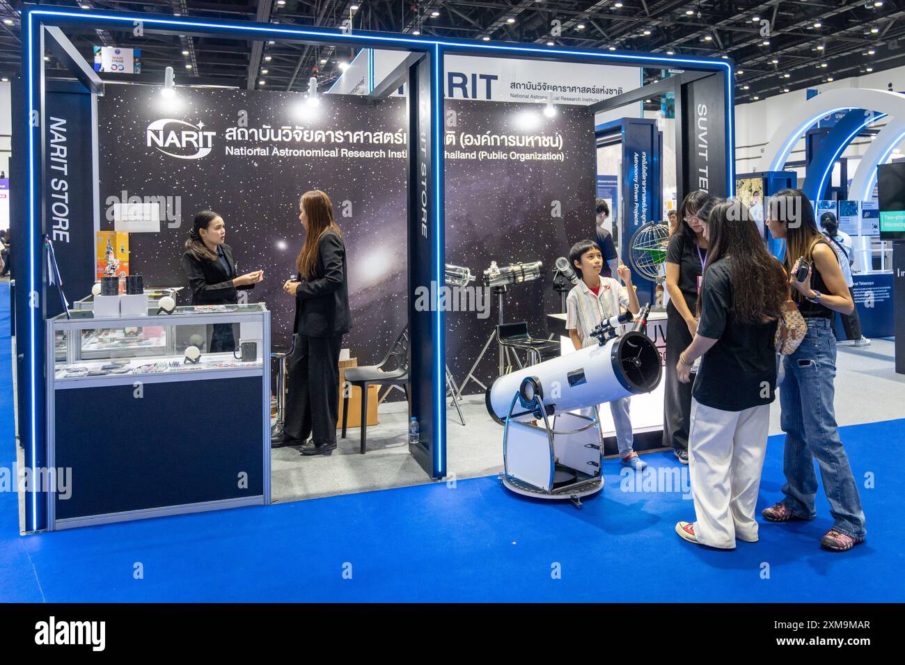 Bangkok, Thailand. Juli 2024. Besucher mit einem kleinen Kind werden im NARIT (National Astronomical Research Institute of Thailand) im Queen Sirikit National Convention Center gesehen. Die Fair Sci-Power für die Zukunft Thailand zielt darauf ab, innovative Lösungen zu präsentieren, die von MHESI-Agenturen und Hochschuleinrichtungen entwickelt wurden, um die nationale wirtschaftliche und soziale Entwicklung zu verbessern. (Credit Image: © Nathalie Jamois/SOPA Images via ZUMA Press Wire) NUR REDAKTIONELLE VERWENDUNG! Nicht für kommerzielle ZWECKE! Stockfoto