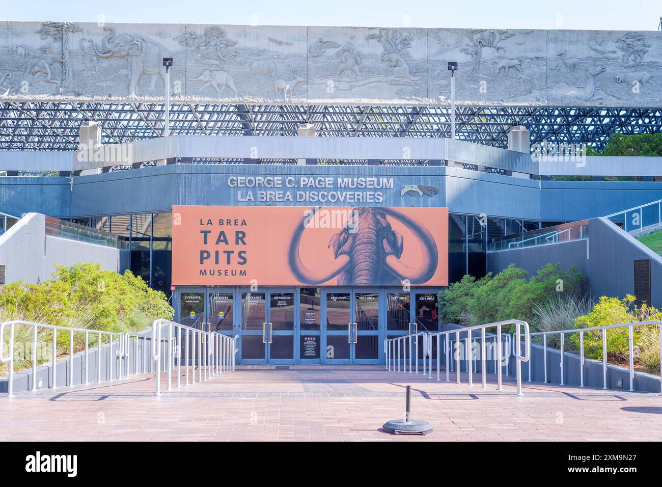 Los Angeles, CA, USA: 26. Juli 2024: Außenansicht des La Brea Tar Pits and Museum in Los Angeles, CA. Stockfoto