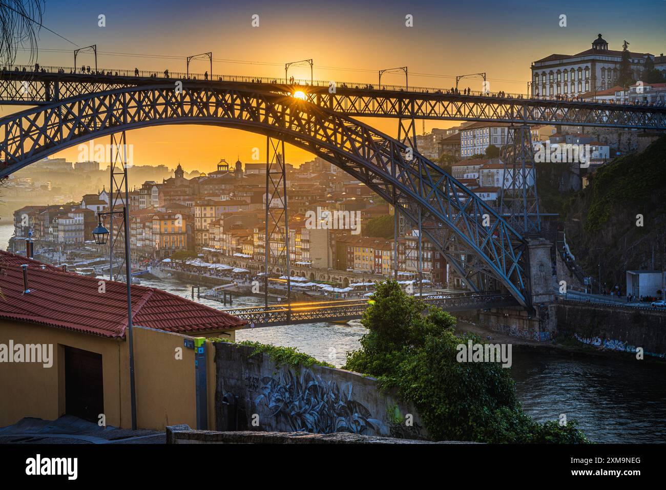 Die Brücke Dom Luís i oder Luís i ist eine zweistöckige Metallbogenbrücke, die den Fluss Douro in Porto, Portugal, überspannt Stockfoto