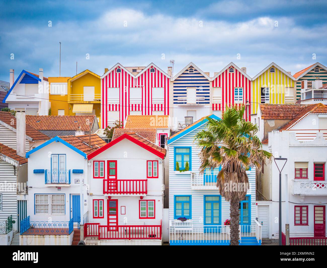 Ein Teil der Farben und Schönheit von Aveiro ist untrennbar mit den berühmten Heuhaufen der Costa Nova. Stockfoto