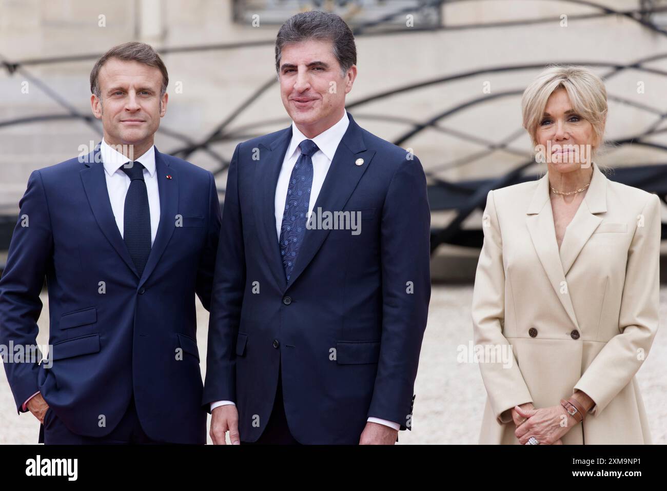 Paris, Frankreich. Juli 2024. Der französische Präsident Emmanuel Macron und seine Frau Brigitte Macron begrüßen den Präsidenten der kurdischen Regionalregierung des Irak Nechirvan Barzani anlässlich der Eröffnung der Olympischen Spiele in Paris am 26. Juli 2024 im Elysee-Präsidentenpalast in Paris. Quelle: Bernard Menigault/Alamy Live News Stockfoto