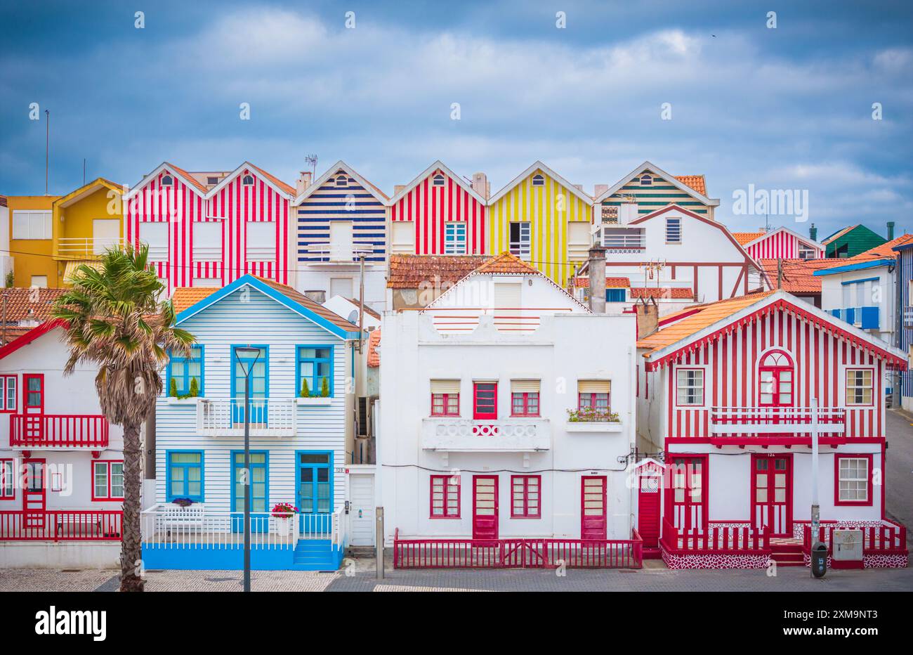 Ein Teil der Farben und Schönheit von Aveiro ist untrennbar mit den berühmten Heuhaufen der Costa Nova. Stockfoto