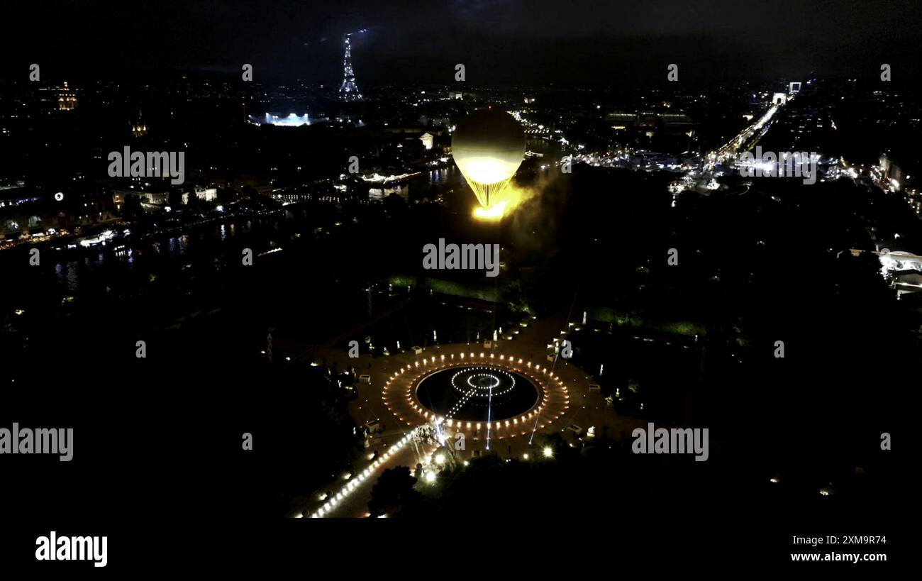 (240726) -- PARIS, 26. Juli 2024 (Xinhua) -- Ein Video zum Greifen einer Drohne, das von den Olympic Broadcasting Services veröffentlicht wurde, zeigt eine Luftaufnahme des Kessels, bei der die olympische Flamme entzündet ist. während der Eröffnungszeremonie der Olympischen Spiele 2024 in Paris am 26. Juli 2024 an einem Ballon im Hintergrund des Eiffelturms. (Olympic Broadcasting Services/AFP/Pool via Xinhua) Credit: Xinhua/Alamy Live News Stockfoto