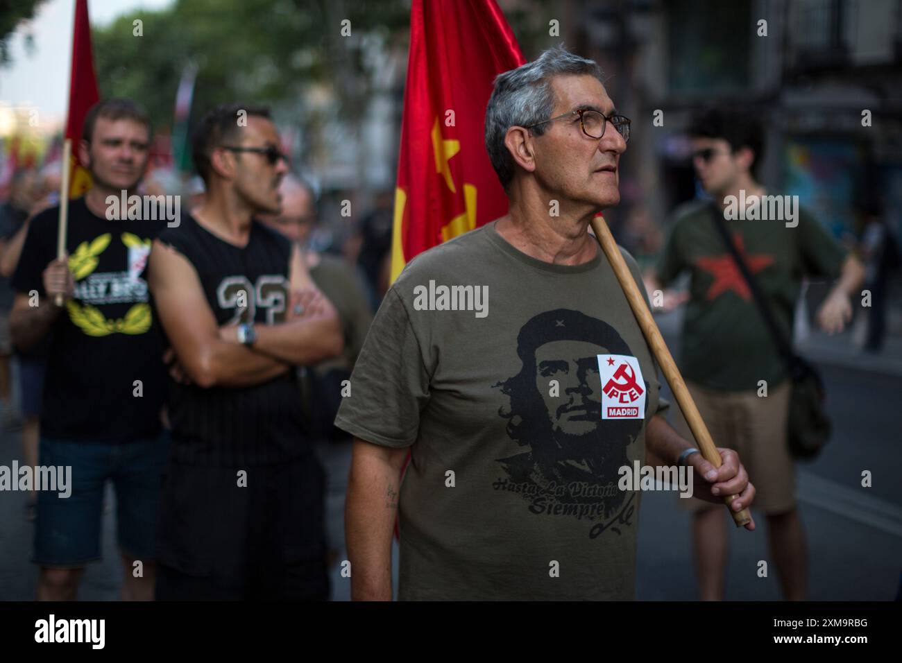 Madrid, Madrid, Spanien. Juli 2024. Ein Demonstrant trägt ein T-Shirt mit dem Gesicht von Che Guevara und hält eine Flagge, während einer Demonstration durch die Straßen Madrids, zum Gedenken an den 71. Jahrestag des Angriffs auf die Moncada-Kaserne in Kuba. Gedenken an den Angriff, der am 26. Juli 1953 in der Kaserne von Moncada stattfand, angeführt von Fidel Castro, Abel Santamaria und Lester Rodriguez, ein Akt, der den Beginn der kubanischen Revolution einleitete. (Kreditbild: © Luis Soto/ZUMA Press Wire) NUR REDAKTIONELLE VERWENDUNG! Nicht für kommerzielle ZWECKE! Quelle: ZUMA Press, Inc./Alamy Live News Stockfoto