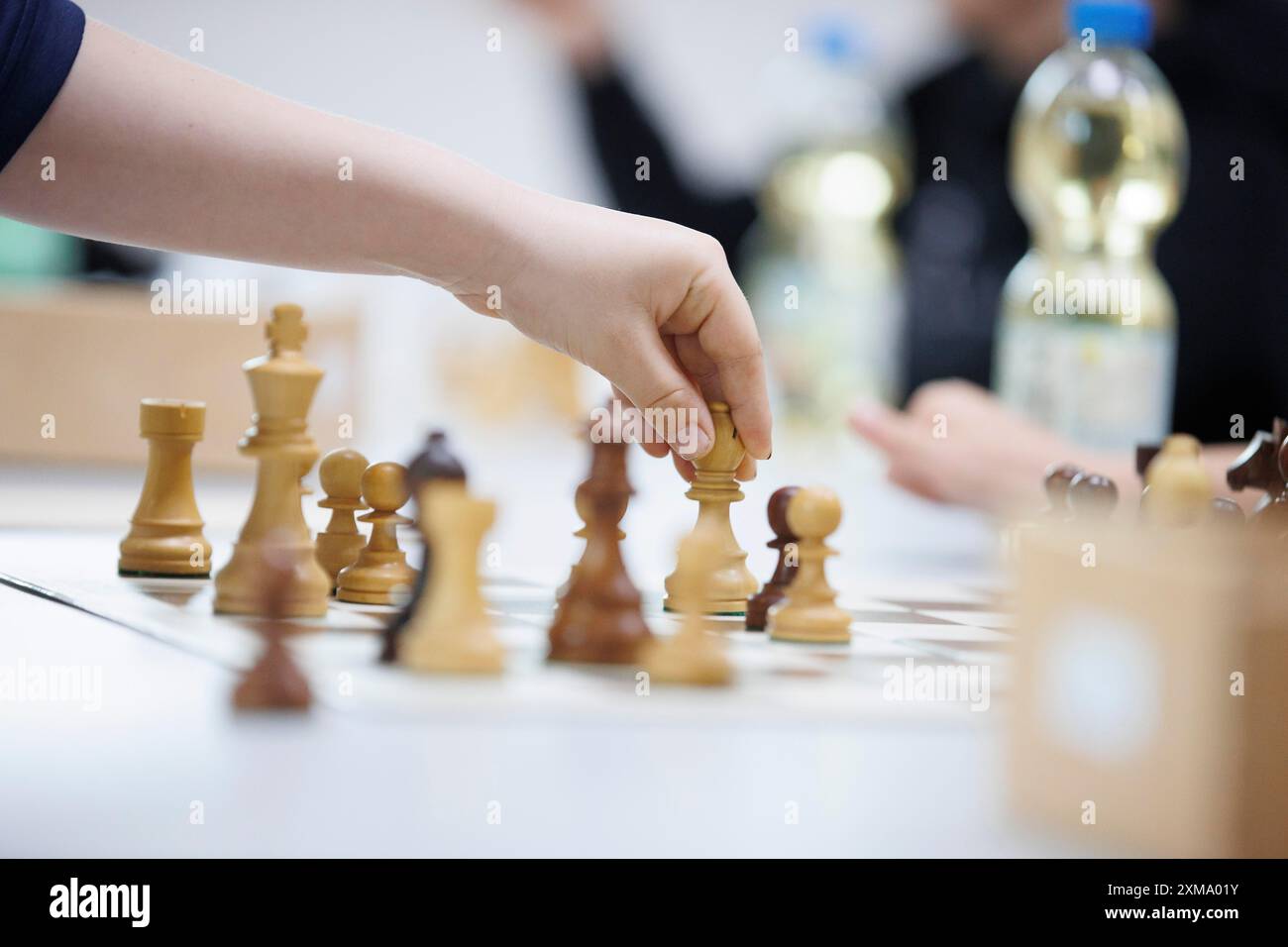 Die Person spielt Schach und konzentriert sich auf den nächsten Zug, Taktiken im Vordergrund Stockfoto