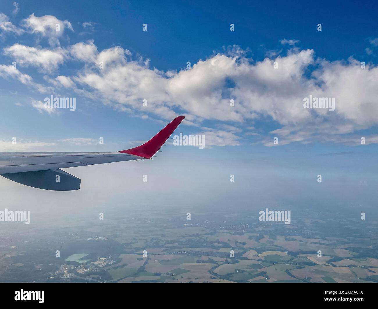 Blick vom Flugzeugfenster aus auf die nach oben gebogene verlängerte Flügelspitze für ein besseres Fließverhalten auf Flügeln von Passagierflugzeugen im zivilen Flugzeug Stockfoto