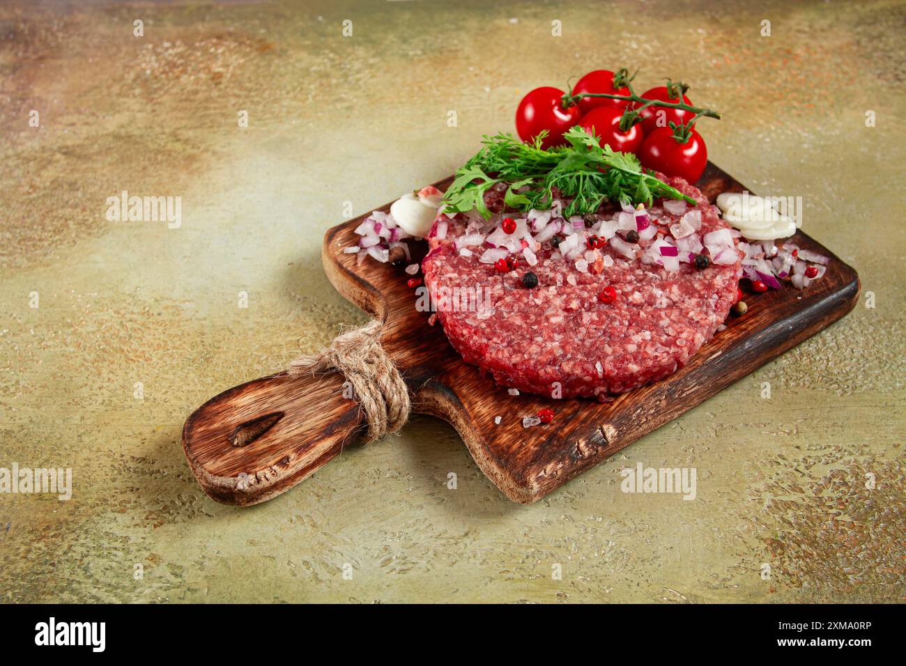 Rohe Koteletts, für Burger, Hackfleisch, handgemacht, hausgemacht, mit Gewürzen, Blick von oben, keine Leute Stockfoto