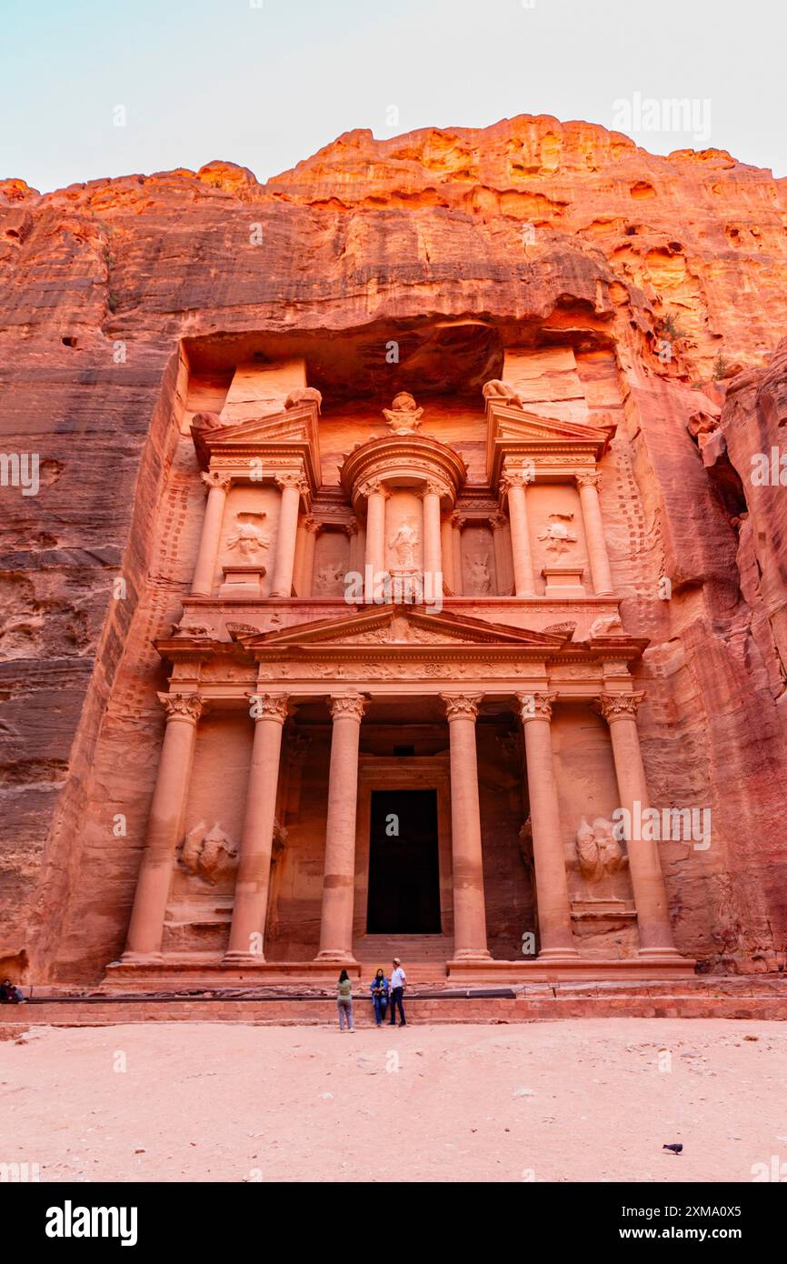 Schatzkammer oder Al-Khazneh, bei Sonnenuntergang Petra, Jordanien Stockfoto