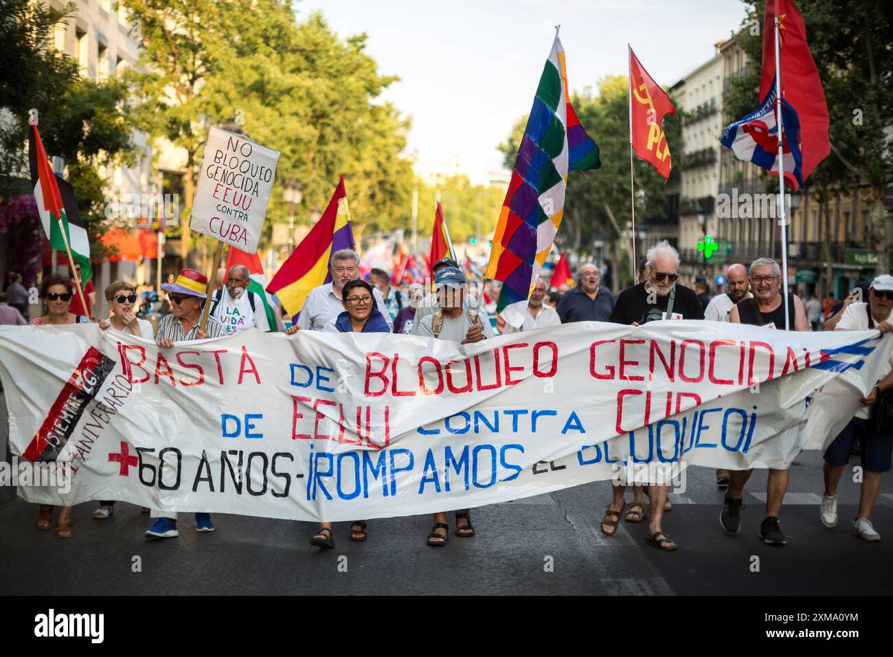 Madrid, Spanien. Juli 2024. Während einer Demonstration durch die Straßen Madrids halten die Demonstranten ein Banner zum 71. Jahrestag des Angriffs auf die Moncada-Kaserne in Kuba. Gedenken an den Angriff, der am 26. Juli 1953 in der Kaserne von Moncada stattfand, angeführt von Fidel Castro, Abel Santamaria und Lester Rodriguez, ein Akt, der den Beginn der kubanischen Revolution einleitete. Quelle: SOPA Images Limited/Alamy Live News Stockfoto