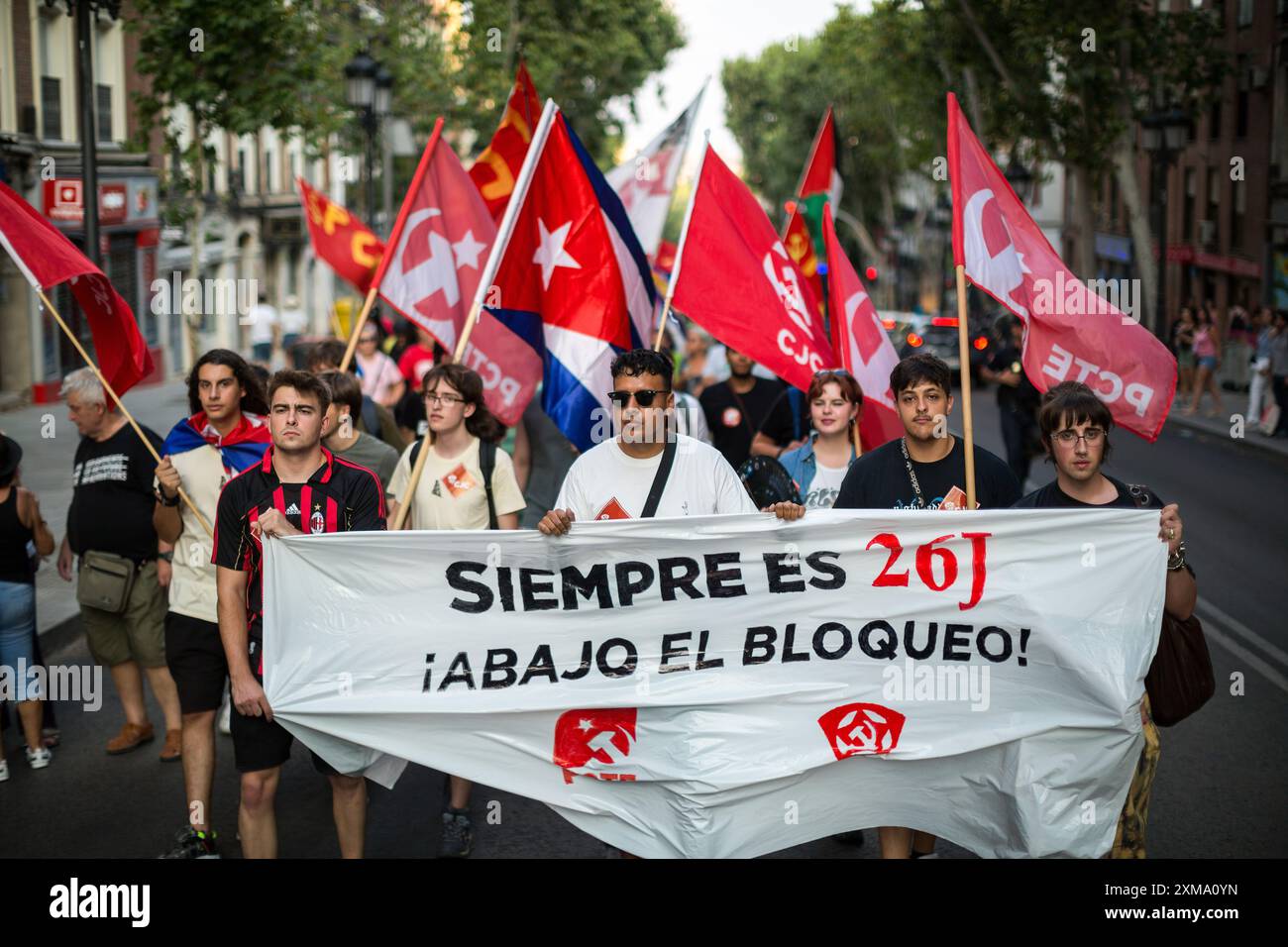 Madrid, Spanien. Juli 2024. Während einer Demonstration durch die Straßen Madrids halten die Demonstranten ein Banner zum 71. Jahrestag des Angriffs auf die Moncada-Kaserne in Kuba. Gedenken an den Angriff, der am 26. Juli 1953 in der Kaserne von Moncada stattfand, angeführt von Fidel Castro, Abel Santamaria und Lester Rodriguez, ein Akt, der den Beginn der kubanischen Revolution einleitete. Quelle: SOPA Images Limited/Alamy Live News Stockfoto