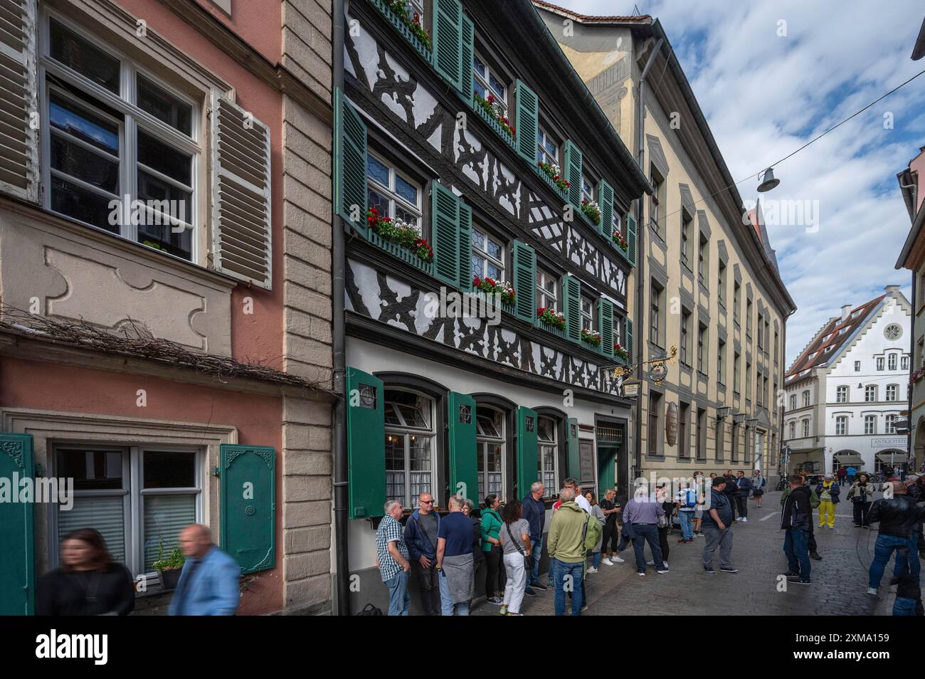 Besucher und Gäste vor dem Gasthaus Schlenkerle, der berühmten Räucherbrauerei, Dominikanerstraße 6, Bamberg, Oberfranken, Bayern, Deutschland Stockfoto