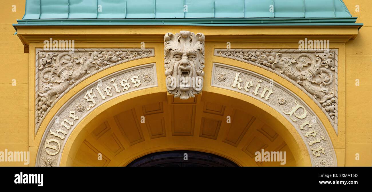 Detail des linken Eingangsportals der Luitpold-Grundschule, 1901 im Jugendstilstil erbaut, Memmelsdorfer Str. 7A, Bamberg, Upper Stockfoto