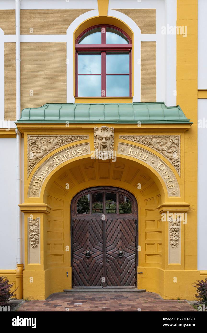 Rechtes Eingangsportal der 1901 im Jugendstil erbauten Luitpold-Grundschule, Memmelsdorfer Str. 7A, Bamberg, Oberfranken, Bayern Stockfoto