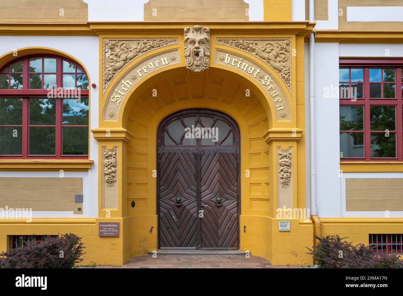 Linkes Eingangsportal der 1901 im Jugendstil erbauten Luitpold-Grundschule, Memmelsdorfer Str. 7A, Bamberg, Oberfranken, Bayern Stockfoto