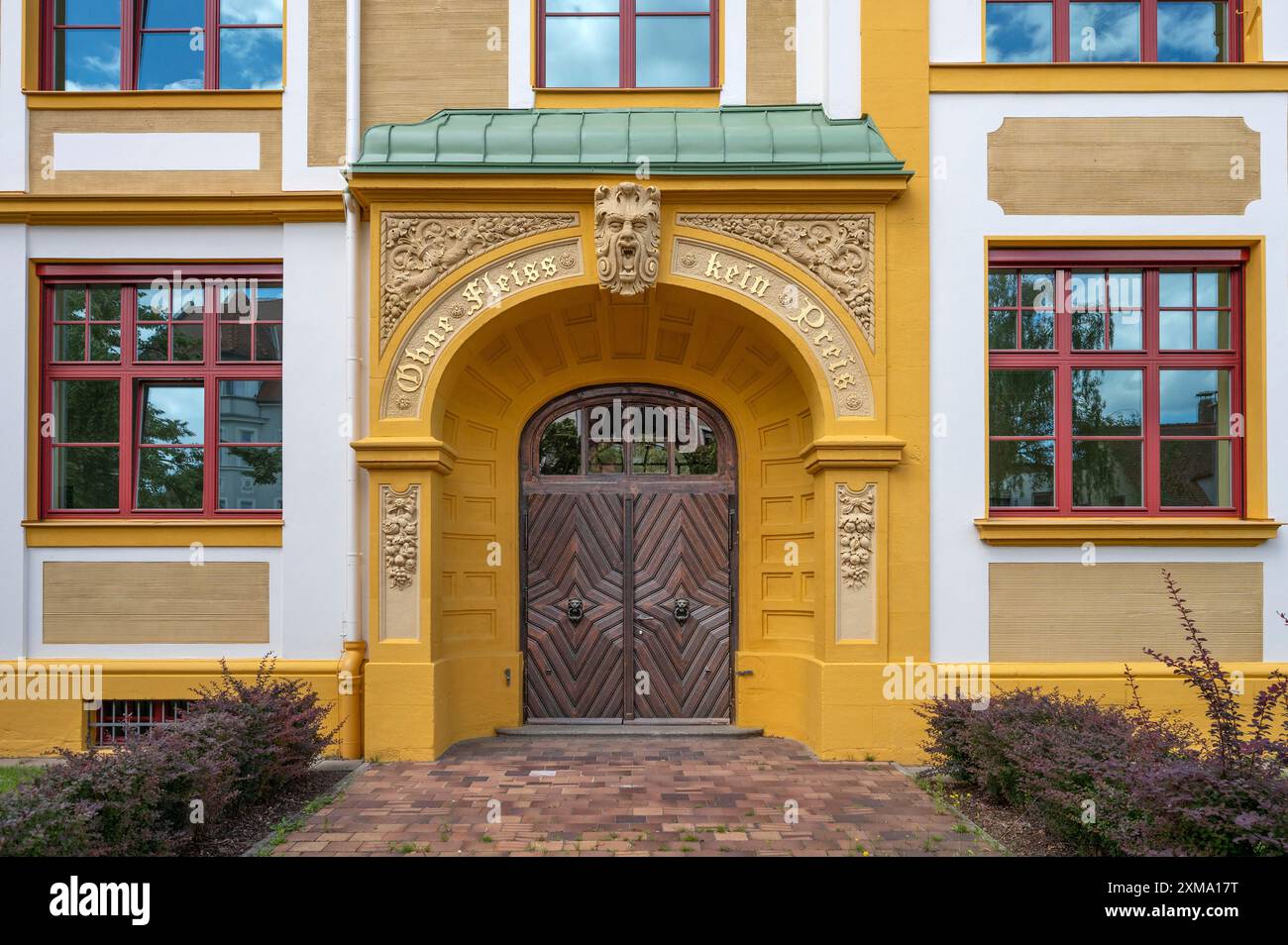 Rechtes Eingangsportal der 1901 im Jugendstil erbauten Luitpold-Grundschule, Memmelsdorfer Str. 7A, Bamberg, Oberfranken, Bayern Stockfoto