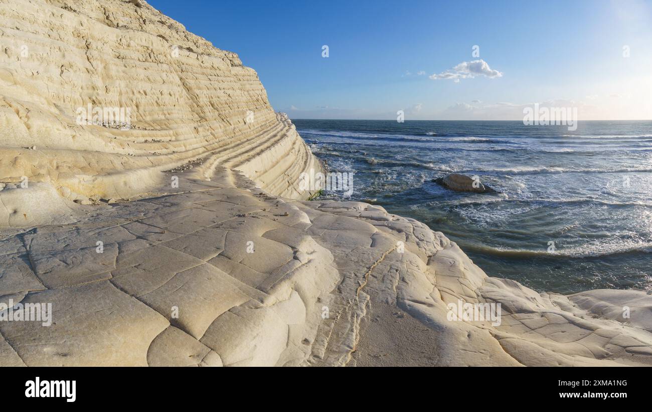 Blick auf die weißen Felsklippen der Türken oder die Scala dei Turchi an der mittelmeerküste während der goldenen Stunde bei Sonnenuntergang, Realmonte, Sizilien, Italien Stockfoto