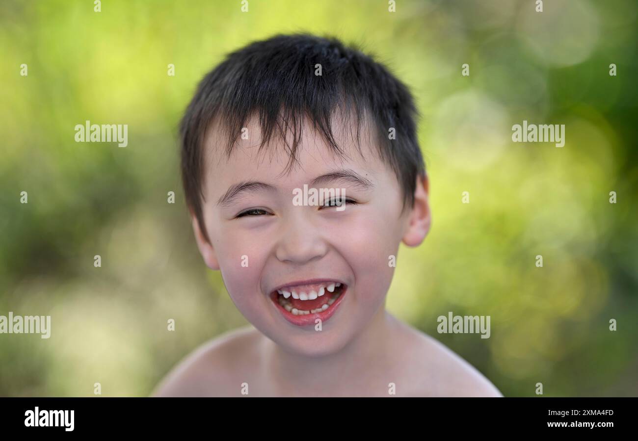 Kind, Junge, 5 Jahre, Porträt, multiethnisch, lacht, Freude, Lebensfreude, Stuttgart, Baden-Württemberg, Deutschland Stockfoto