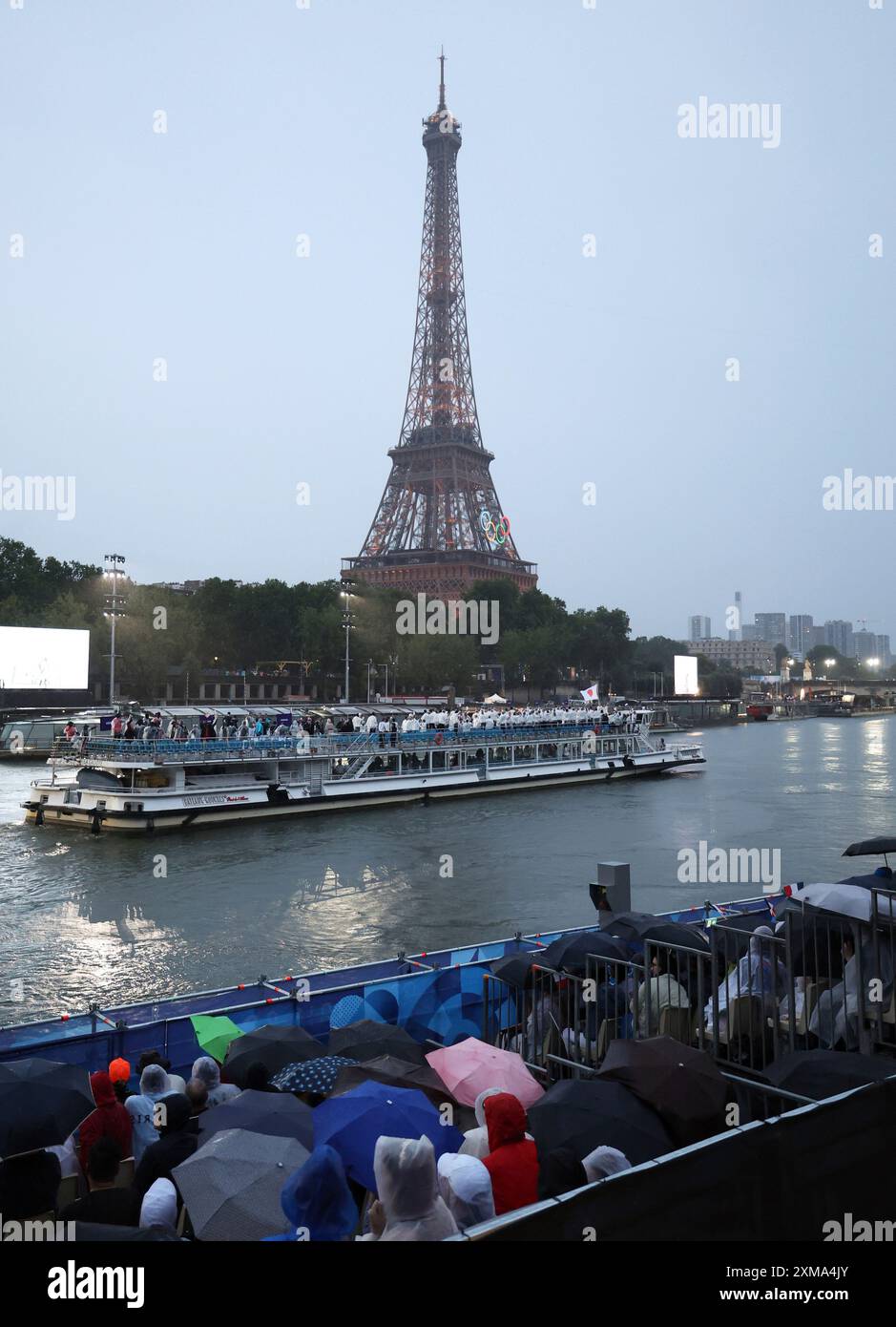 Japan's athletes sail along the River Seine on a boat during the opening ceremony for the Paris Olympics in Paris, France, on July 26, 2024.( The Yomiuri Shimbun ) Stockfoto