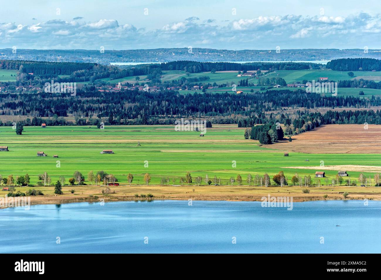 Blick auf den Kochelsee, ruhiges Wasser, Loisach-Kocheler Moor, Grossweil, Rosselberg und Starnberger See im Hintergrund, Bayerische Voralpen, Alpen Stockfoto