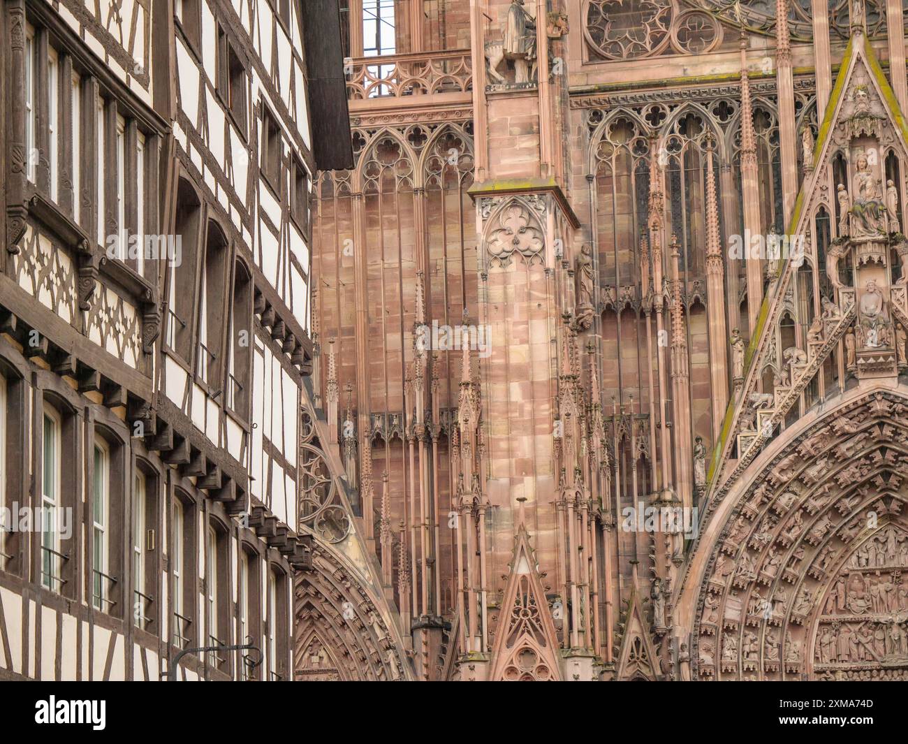 Nahaufnahme der gotischen Kathedrale mit detaillierten Mauerwerken und Arkaden, straßburg, frankreich Stockfoto