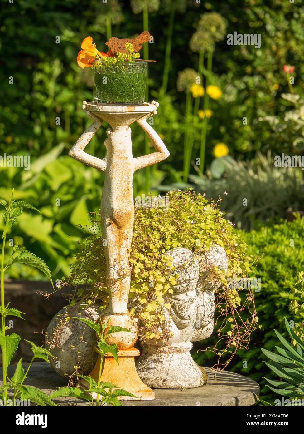 Skulptur im Garten, die einen Blumentopf auf dem Kopf balanciert, Borken, münsterland, deutschland Stockfoto