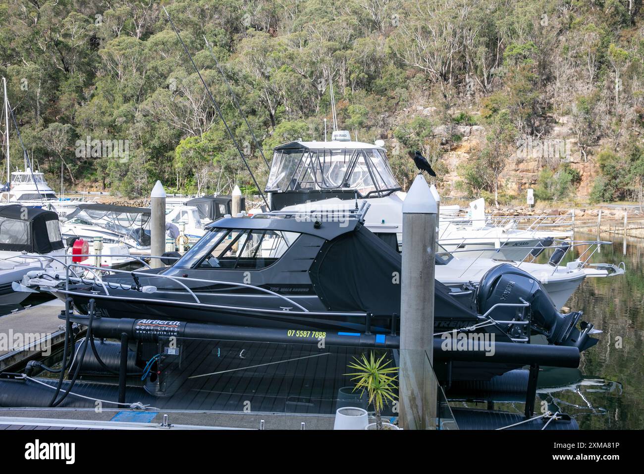 Extreme 795 Walk around Boat am Yachthafen von Akuna Bay, Liegeplatz an einem Flugplatz im Yachthafen, Sydney, NSW, Australien Stockfoto