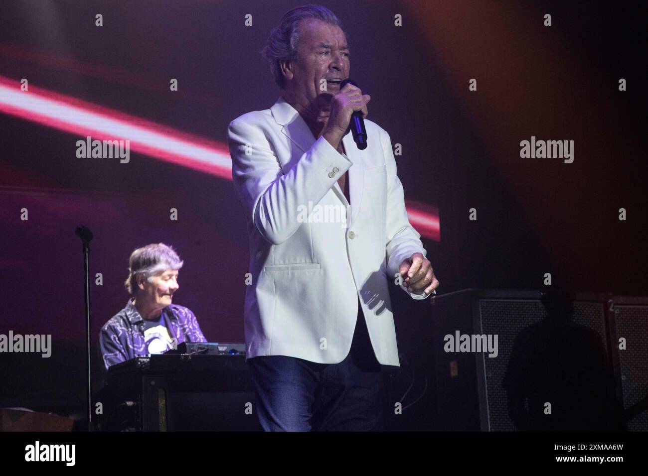 Ian GILLAN am Mikrofon, Don AIREY am Keyboard im Hintergrund Stockfoto